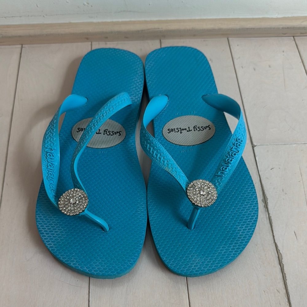 Haviana’s Blue Flip Flops with custom Rhinestone Accent size 9 (41-42)